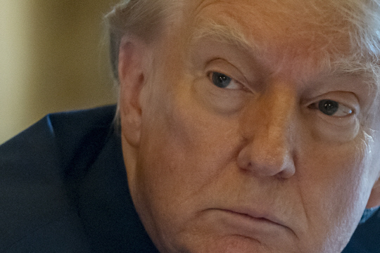 븡대 제거한 트럼프 전 미국 대통령.  <AP연합 뉴스>